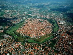 CittÃ . Veduta aerea di Lucca; la parte vecchia della cittÃ  ha conservato la forma rettangolare e la struttura regolare a scacchiera del castrum romano.De Agostini Picture Library/Pubbli Aer Foto